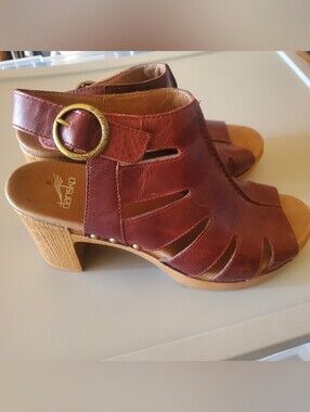 DANSKO DEMETRA SANDAK. WINE . LEATHER. BLOCK HEEL SZ 40